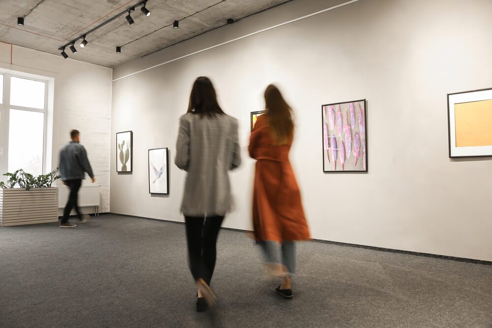 Visitantes contemplan cuadros expuestos en el Museo Carmen Thyssen de Málaga