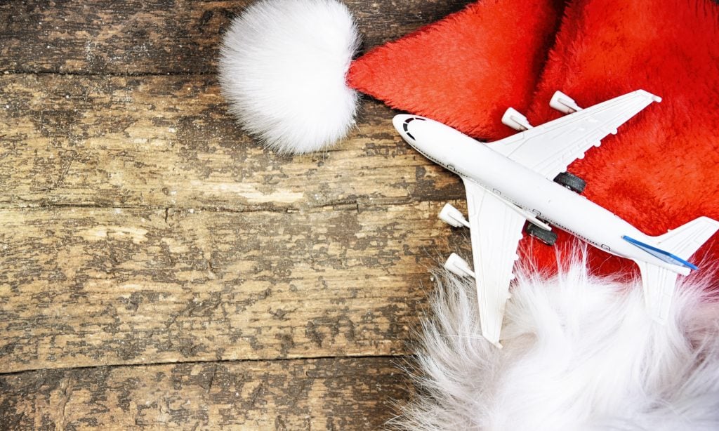 avión de juguete y gorro de Papá Noel